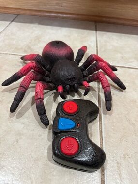 Terra by Battat - Remote Control Infrared Light-Up Spider - Tarantula